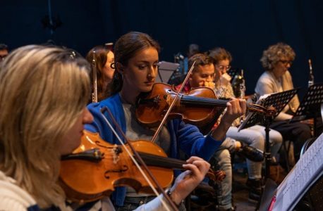 instruction for the whole orchestra to play